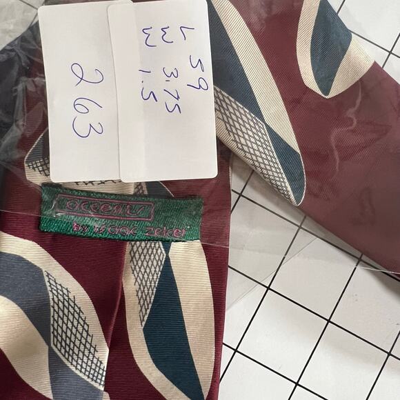 Stylish Accent by Isaac Zelcer Geometric Silk Tie - Picture 4 of 4